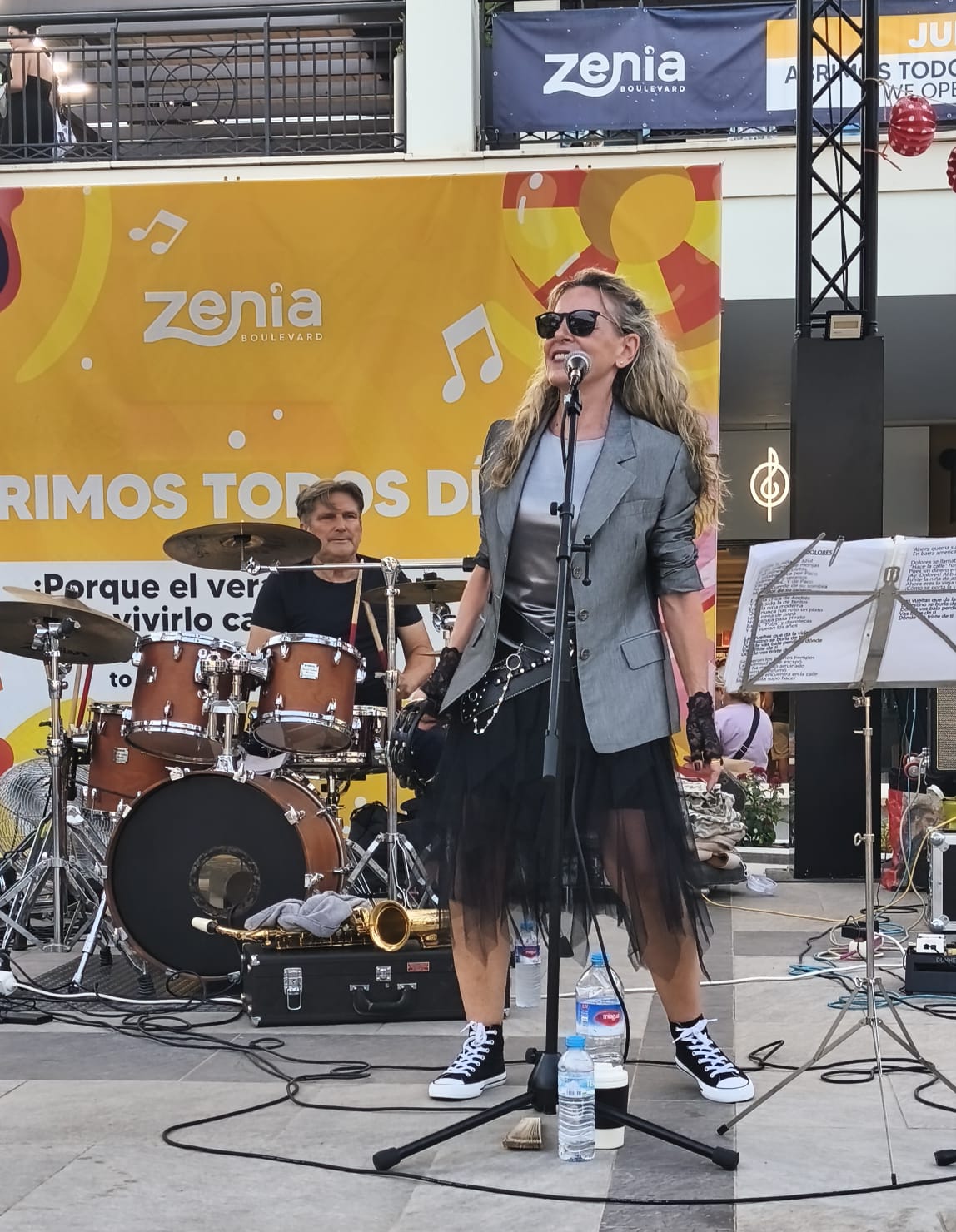 La vocalista de Portal 15 en directo